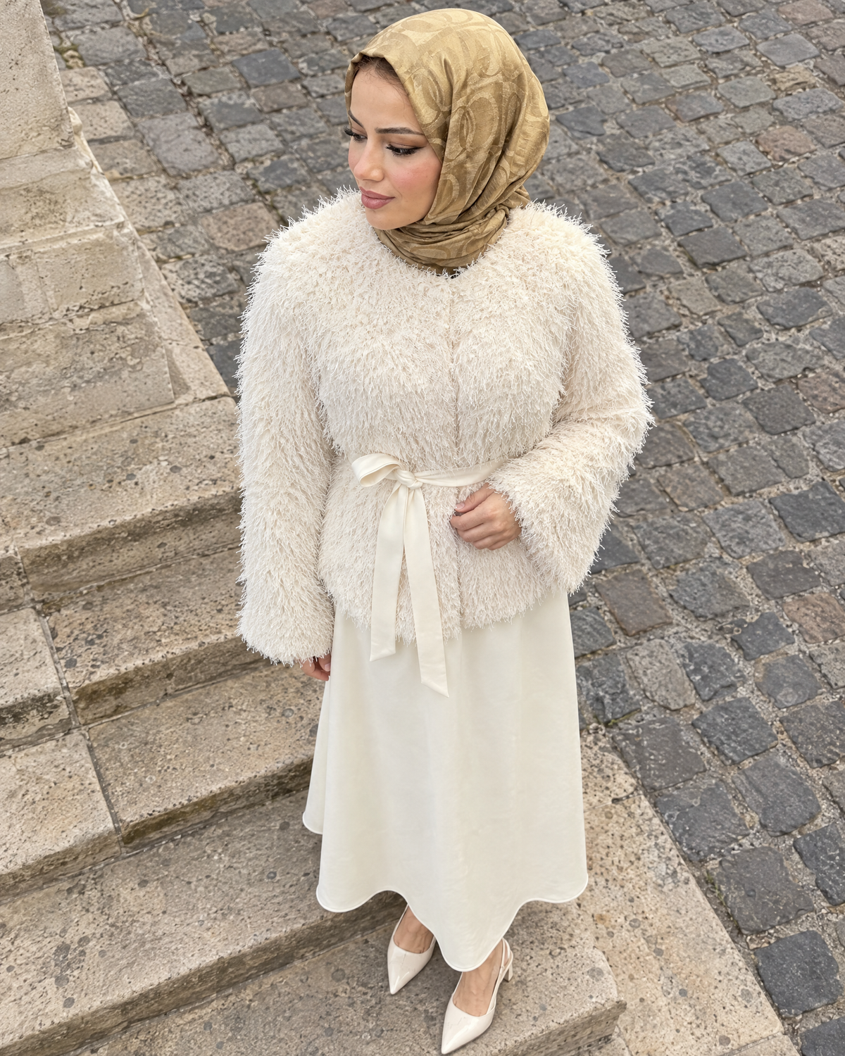 Lina Kürk Takım Krem – kürk doku ve saten kuşak detayı
