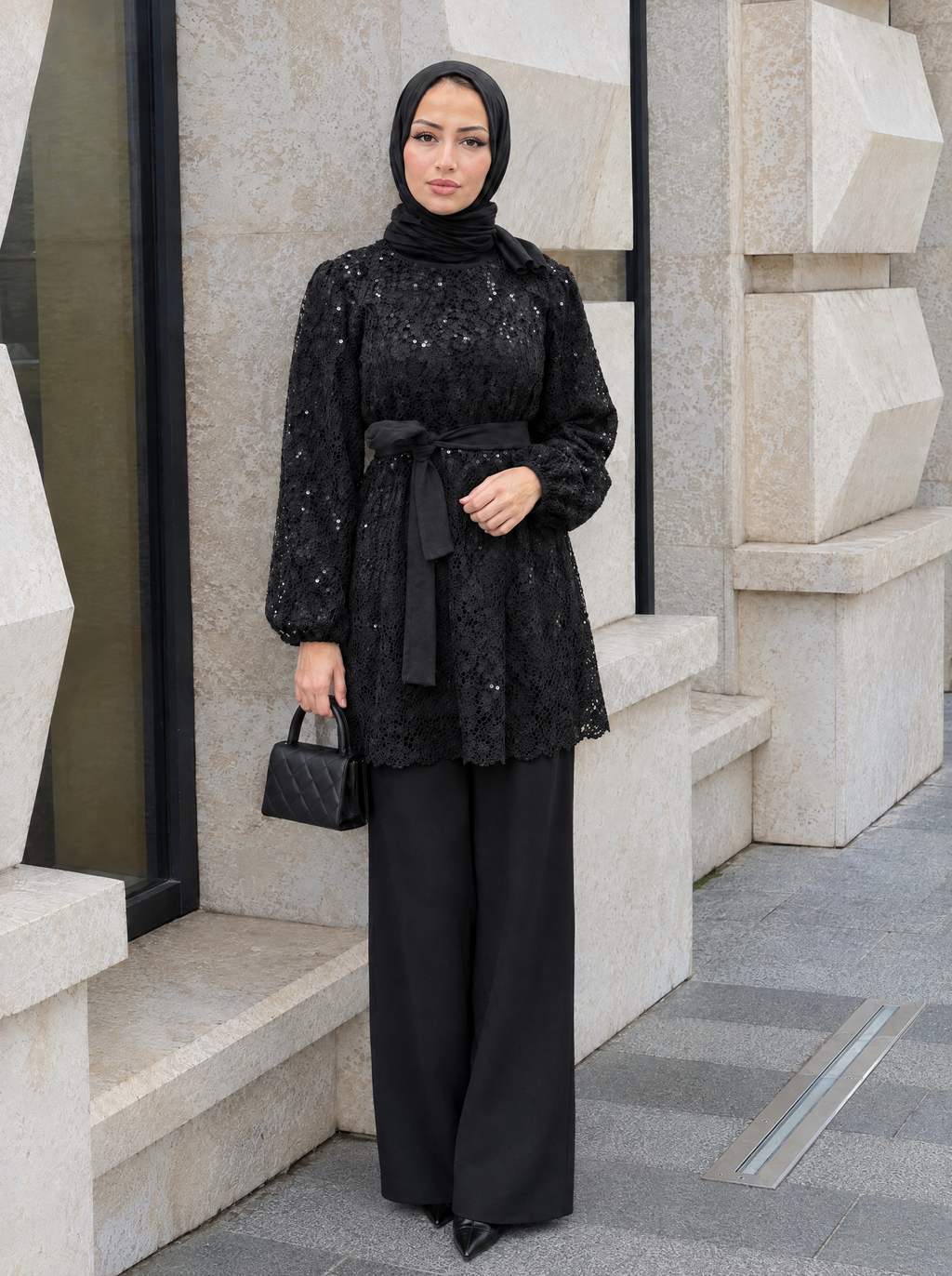 Pullu Dantel Tunik Pantolon Takım Siyah – kuşaklı tunik, boy görünüm