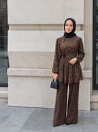 Pullu Dantel Tunik Pantolon Takım Kahve – kuşaklı tunik ve bol paça pantolon