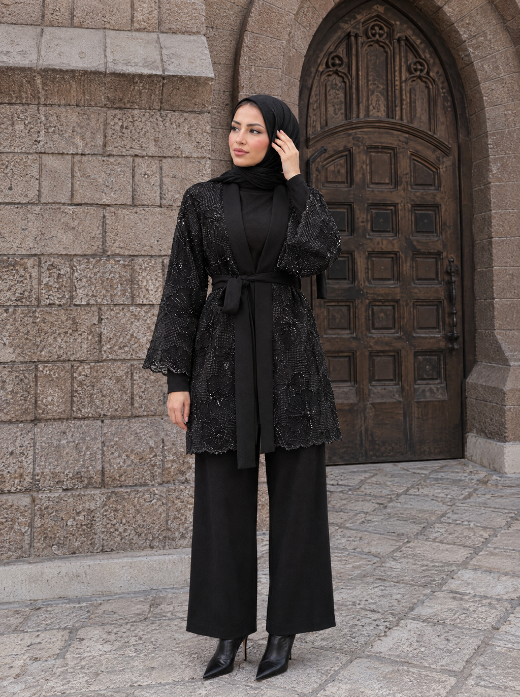 İşlemeli Tül Kimono Takım Siyah – kemerli kapı önünde boy görünüm
