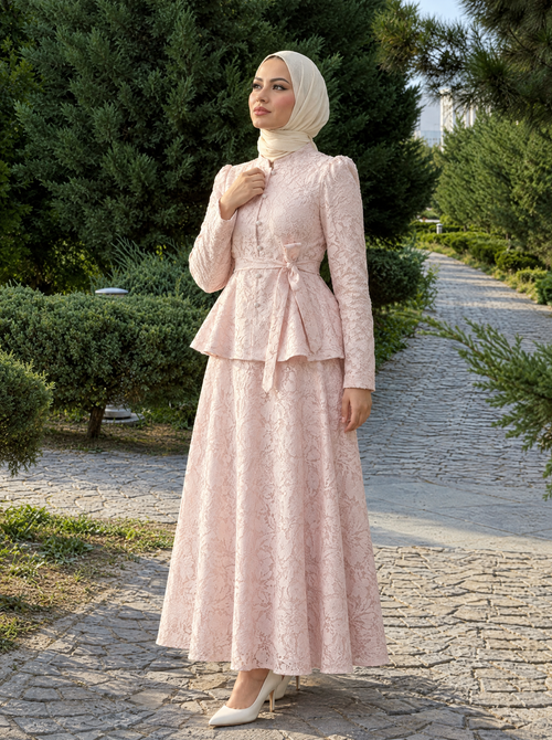 Ahu Takım Pembe – 3/4 açıdan tam boy, dik yakalı taşlı düğmeli dantel takım