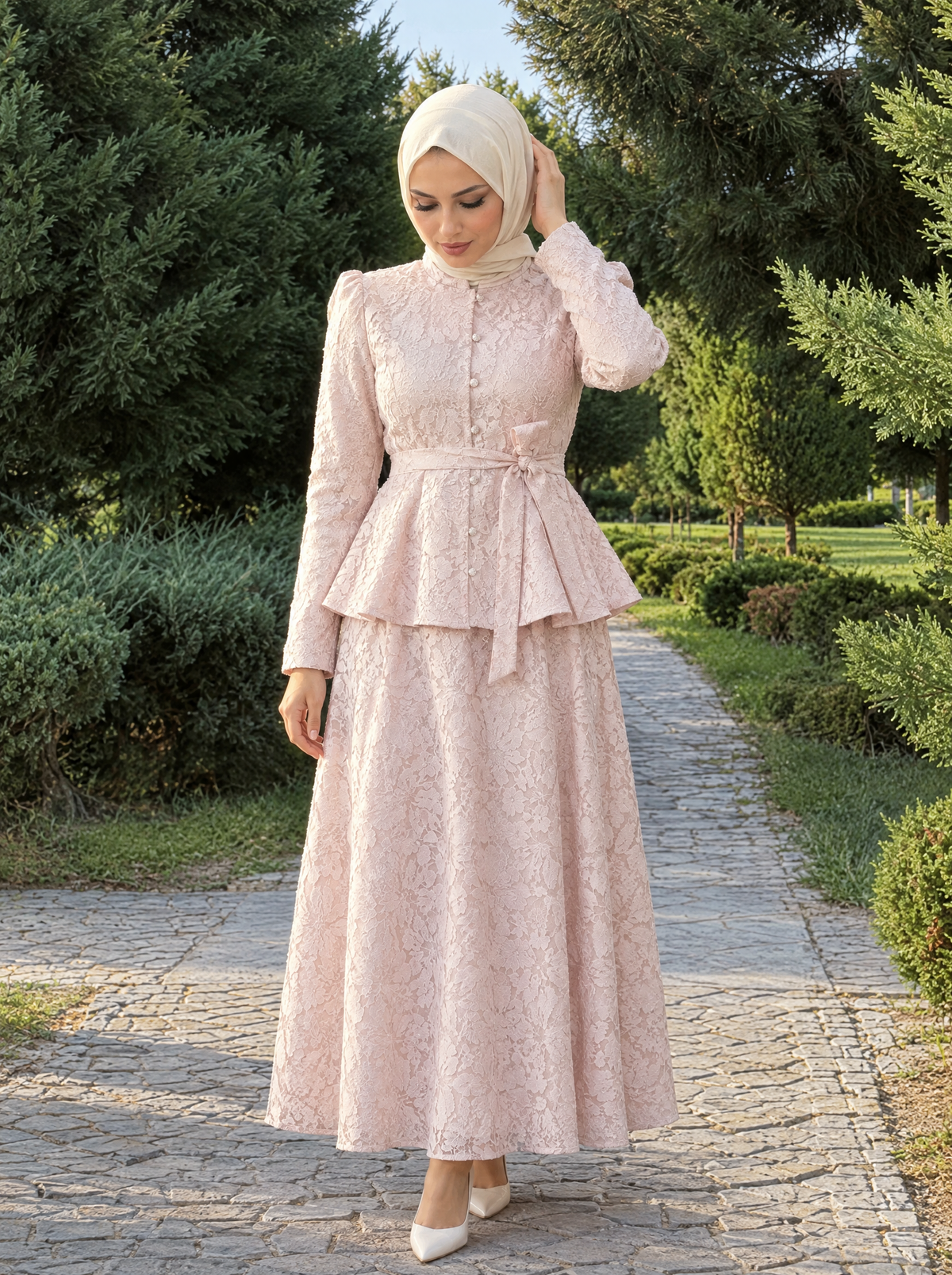 Ahu Takım Pembe – parkta tam boy, pembe dantel peplum üst ve dantel etek