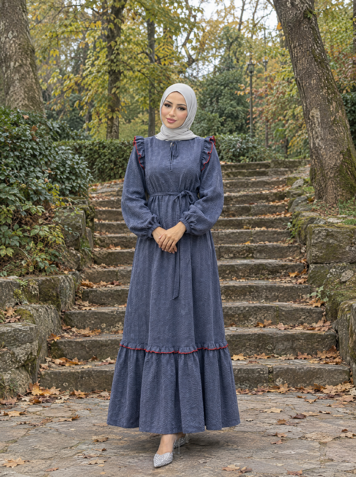 Kalya Elbise — Gri, taş basamaklarda - Mara Moda tesettür elbise